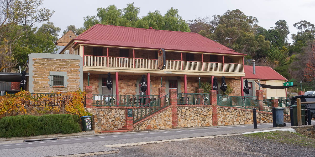 Royal Oak Hotel Clarendon Photo