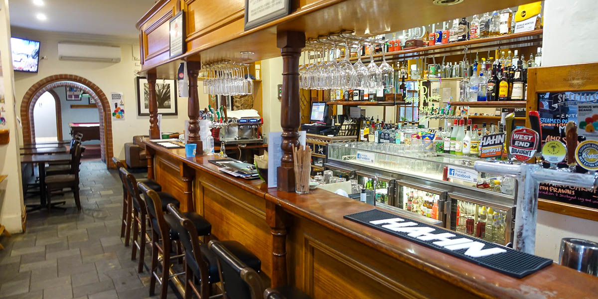 Royal Oak Hotel Clarendon Photo